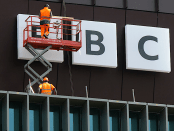Titelfoto bij artikel BBC onder vuur, maar in ons land is het niet veel beter Rene dercksen opiniez