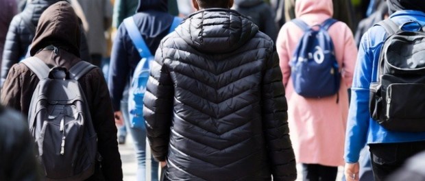 Titelfoto bij artikel Ons knettergekke asielcircus draait steeds verder de soep in Alma van hees opiniez