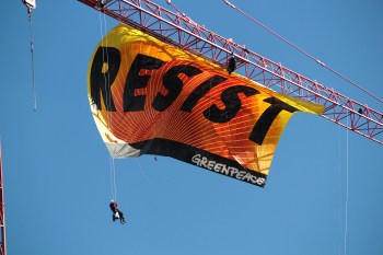 Titelfoto bij artikel Bankroet Greenpeace dreigt door enorme boete uit VS pieter cleppe opiniez