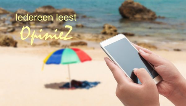 Iedereen leest OpinieZ, mobieltje, smartphone, strand, hitte, parasol, vakantie